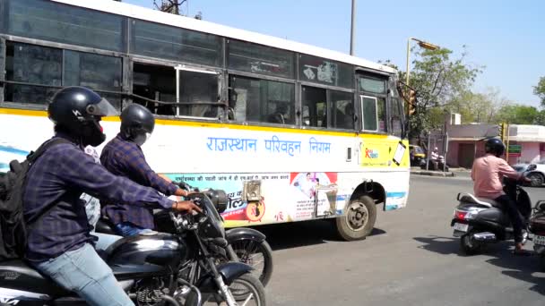 Auto 's en ruiters wachten op groen licht. Indische verkeersregels. — Stockvideo