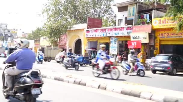 Zpomalené záběry z Metro City Jaipur. Lidé projíždějící silnicemi s vozidly. Denní rutinní život Metro City Jaipur. — Stock video