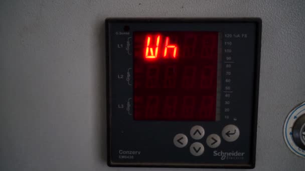 Schneider elektrische Stromversorgung LED-Anzeige zur Steuerung von Temperatur und Versorgungsspannung Anzeige. Schwankungen der Versorgungsspannung am Stromzähler. — Stockvideo