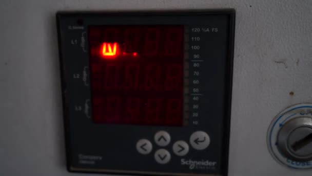 Vidéo 4K de l'affichage de surveillance de la température et de l'alimentation LED. Fluctuation du compteur de mesure de transmission d'énergie. — Video