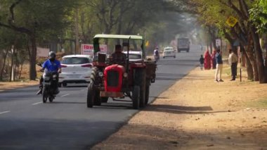 Otomobiller yola çıktı. Asfalt otobanından geçen günlük trafik. Hint taşımacılığı ve seyahat kavramı.