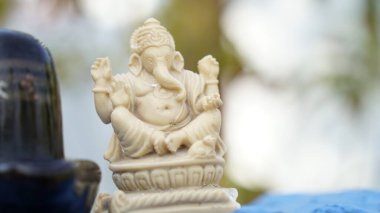 Ganesha heykelinin izole edilmiş görüntüsü. Ganesha 'nın beyaz heykeli kaba bir sütunda mermerden yapılmıştır. Hindu tanrısı kavramı.