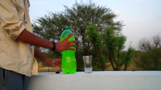 Man lämnar över den gröna läsken. Häll ut drickat i dricksglaset. Indisk läsk koncept. — Stockvideo