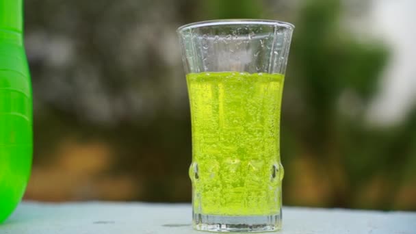 Närbild av ett glas med läsk vatten. En läsk med många bubblor inuti transparent glas isolerad skott. — Stockvideo