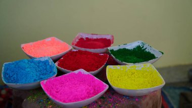 Küçük kaselerde bulunan farklı bir Gulal çeşidi. Holi festivali için renkli organik Gulal. Hindistan 'da özel renk festivali.