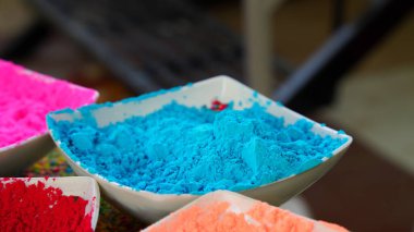 Güzel renkli Gulal ya da Abhir 'in kaselerde tuttuğu. Renkli Gulal veya Abhir desenli dekoratif kaseler..