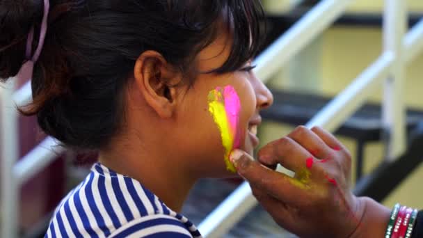 Aantrekkelijke 4k beelden van Aziatisch meisje genieten van kleurenfestival 2021. Mooi meisje vieren traditionele religieuze festival Holi in India. — Stockvideo