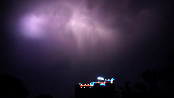 Pack of Electricity Beleuchtung funkelt am Himmel mit schwarzem Hintergrund. Schwarzer Himmel und Gewitter in Nordindien. — Stockvideo