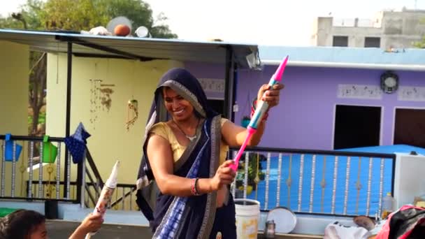 環境に優しいホリの概念。美しいです4kビデオのインドの母と彼女の小さな幼児息子祝うホリ祭り. — ストック動画