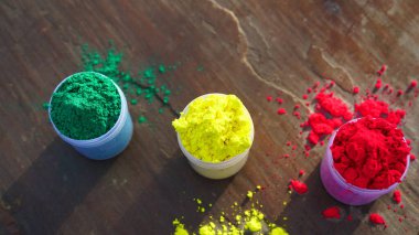 Mutlu Holi ya da Rangpanchmi festivalleri. Çok renkli kâselerle. Holi festivali için çiçek dolu renk kasesi..