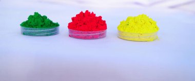 Çevre dostu Holi festivali kullanımı için bitkisel kalitede Roli Gulal veya Abhir. Zehirli olmayan Gulal ya da Kumkum. Üç kâsede..