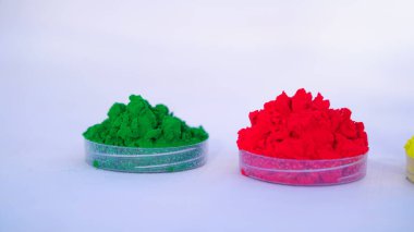 Soyut Pigment Pudrası veya Kırmızı, Sarı ve Yeşil renkli Gulal tozu. Holi festivali için renk yığınları. Gökkuşağı renkleriyle Rangoli Holi.