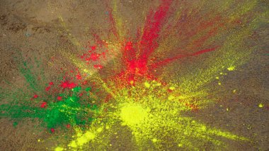Çekici Gulaal ya da Abhir renklerinde Holi festivali kutlaması. Çevre dostu Holi festivali için toksik olmayan bitkisel renk tozları.