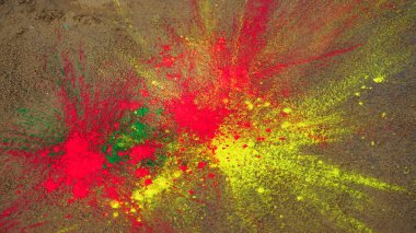 Arka planda parfümlü Rangoli renk tozları. Hindistan 'daki Holi veya Dhulandi festivali için cazip bir renk..