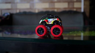 Jeep 'te kırmızı renkli Electric' in yakın plan görüntüsü. Çocukluk çağındaki çocuklar için plastik araba yarışı oyuncağı.