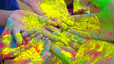 Avucunun içinde sihirli gökkuşağı renkli toz patlıyor. Holi renk festivali konsepti.