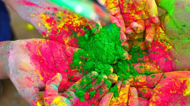 Arkadaşlar birlik ve takım çalışmasının bir işareti olarak ellerini birleştiriyor. Holi renk festivali. Arkadaşlık kavramı.
