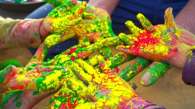 Sarı, Yeşil ve Kırmızı Holi tozlu genç eller. Gulal ya da Abhir renklerinin izole görüntüsü.