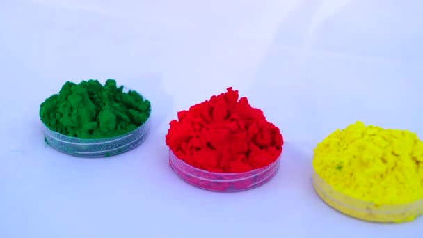 绿色、红色和黄色的古拉色粉末在地板上，准备参加霍利节。色彩艳丽的彩粉或染料. — 图库视频影像
