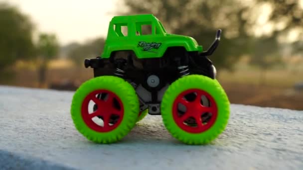 Green Heavy Loader LKW Nahaufnahme hält auf dem Boden. Schönes grünes Spielzeug für spielende Kinder. — Stockvideo