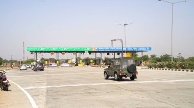 30 Mart 2021 - Akhepura, Sikar, Hindistan. Paralı yoldan geçen araçlar. Ulusal otoyolda çıkış noktası..