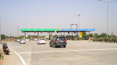 Mart 2021 - Mahroli, Jaipur, Hindistan: Ulusal Otoyol Ekspres gişelerinin merkezi. NHAI 'daki geçiş vergisinin ön görünümü.