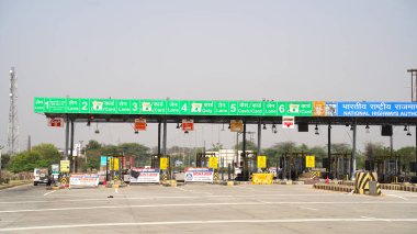 30 Mart 2021 - Akhepura, Sikar, Hindistan. Sikar 'daki Merkez tarım reformu yasalarına karşı devam eden çiftçiler arasında kapalı otoyol gişe plazası protestosu