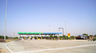 30 Mart 2021 - Akhepura, Sikar, Hindistan. Sikar 'daki Merkez tarım reformu yasalarına karşı devam eden çiftçiler arasında kapalı otoyol gişe plazası protestosu