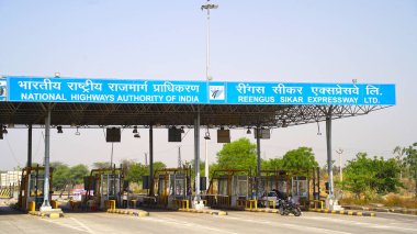 30 Mart 2021 - Akhepura, Sikar, Hindistan. Jaipur Sikar çevre yolu gişesi, otoyol ve trafik kontrol noktası..