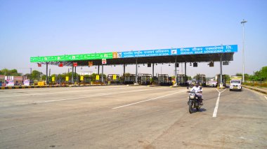 30 Mart 2021 - Akhepura, Sikar, Hindistan. 52 numaralı otoyoldaki Toll Plaza 'da pano..