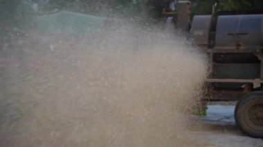 Besin tanecikleri havada ağır hava akışıyla akıyor. Tarım endüstrisi kavramı.