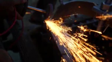 Lazer parıltısı, ışık saçan metal kesimi endüstriyel üretim teknolojisi..