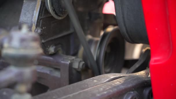 Alternador de motor de coche y correa de ventilador en movimiento con velocidad de rotación. Cinturón rústico viejo del coche o metraje del alternador. — Vídeo de stock