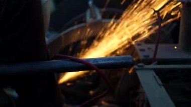 Metal öğütme, içten öğütme, dairesel öğütme makinesinin yüksek süratli çarkında aşındırıcı bir tekerlek..