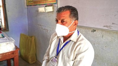 08 Nisan 2021 - Akhepura, Sikar, Hindistan. Bulaşıcı hastalıklara karşı koruma, koronavirüs. Hijyenik yüz maskesi takan erkek doktor..