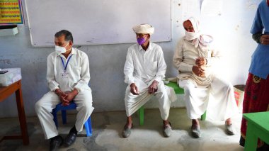 08 Nisan 2021 - Akhepura, Sikar, Hindistan. Yaşlılar ve yaşları 45 'in üzerinde ve eş hastalıklı olanlar Covid 19 Coronavirus aşısı için sıralarını bekliyorlar. Covid 19 'un ikinci dalgası.