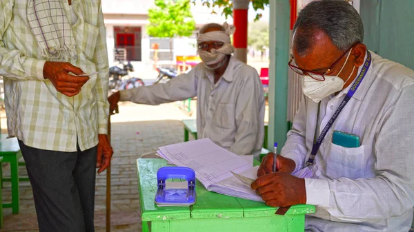 Aprilie 2021 Akhepura Sikar India Asistent Medical Care Înregistrează Persoanele — Fotografie, imagine de stoc