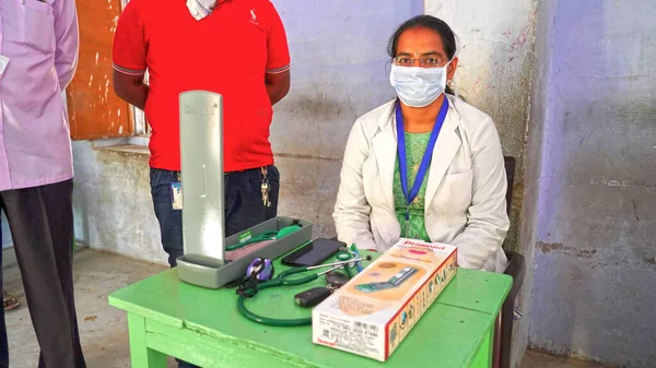 April 2021 Akhepura Sikar Indien Sundhedspersonale Anden Læge Der Sidder - Stock-foto