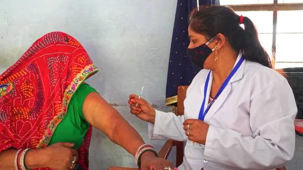 2021年4月8日 印度锡卡Akhepura 全科医生在诊所为老年病人接种疫苗 医生在医院为老年妇女注射药物 — 图库照片