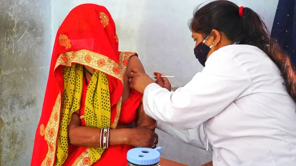 Aprilie 2021 Akhepura Sikar India Medicul Care Face Injecție Vaccin — Fotografie, imagine de stoc