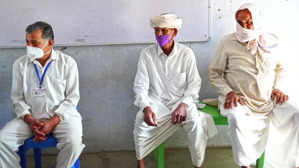 2021年4月8日 印度锡卡Akhepura 在当地的一个保健中心 人们等着轮到自己去注射Covid 19型头孢病毒疫苗 — 图库照片