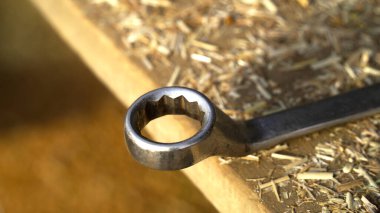 Yuvarlak şekilli paslanmaz bir anahtarın resmi. Galvanize ingiliz anahtarı yakın çekim.