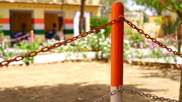 Bunte Metallpoller mit bunten Eisenketten in Nahaufnahme. Stand Kette Barriere Nahaufnahme mit Eisenkette. — Stockfoto