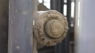 Harman makinesi aktif safhada ve tekerlek güç kazanıyor, harman makinesi. Modern tarım endüstrisi kavramı.