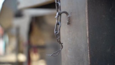 Zincir hızlı hareket ediyor. Yukarı ve aşağı hareket akışına sahip modern demir zincir klipsi.