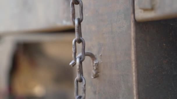 IJzeren ketting beweegt met een snelheid en springt van de ene kant naar de andere kant. Bewegingsbeelden van ijzeren ketting. — Stockvideo