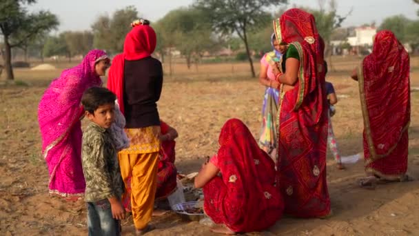 Hinduskie kobiety czczące Boga mlekiem i wodą święconą. Kobiety oferujące krowie mleko i kwiaty na posągu Kamiennego Boga. — Wideo stockowe