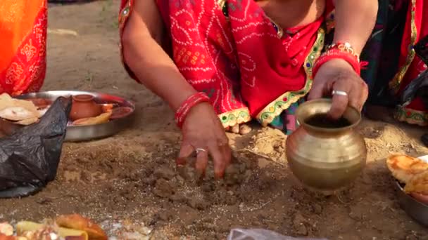 Ινδουιστικό ενήλικο γυναικείο χέρι που κάνει τον Λόρδο Γκανές Λαντού με χώμα. Το Λαντού του εδάφους είναι το σύμβολο του Ινδουιστικού Θεού και είναι το σύμβολο του Ινδουιστικού Θεού Γκανέσα στην ύπαιθρο της Ινδίας.. — Αρχείο Βίντεο