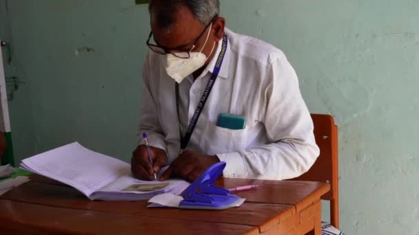 Gezondheidswerker vaccineren en helpen van nieuwe corona patiënten in India. Virusmutatie en tweede variant van COVID in India. — Stockvideo