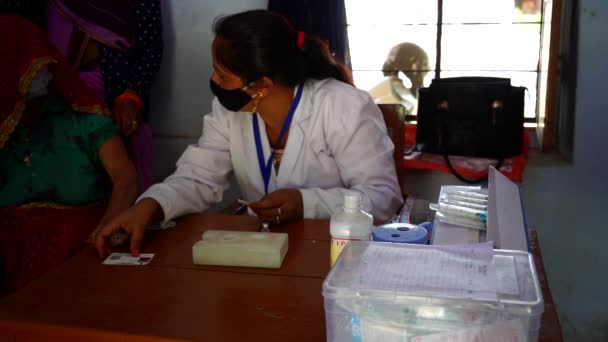 Воїн Фронту Корони реєструє нові активні пацієнти Ковід у місцевому реєстрі. Друга хвиля Корони в Індії. — стокове відео